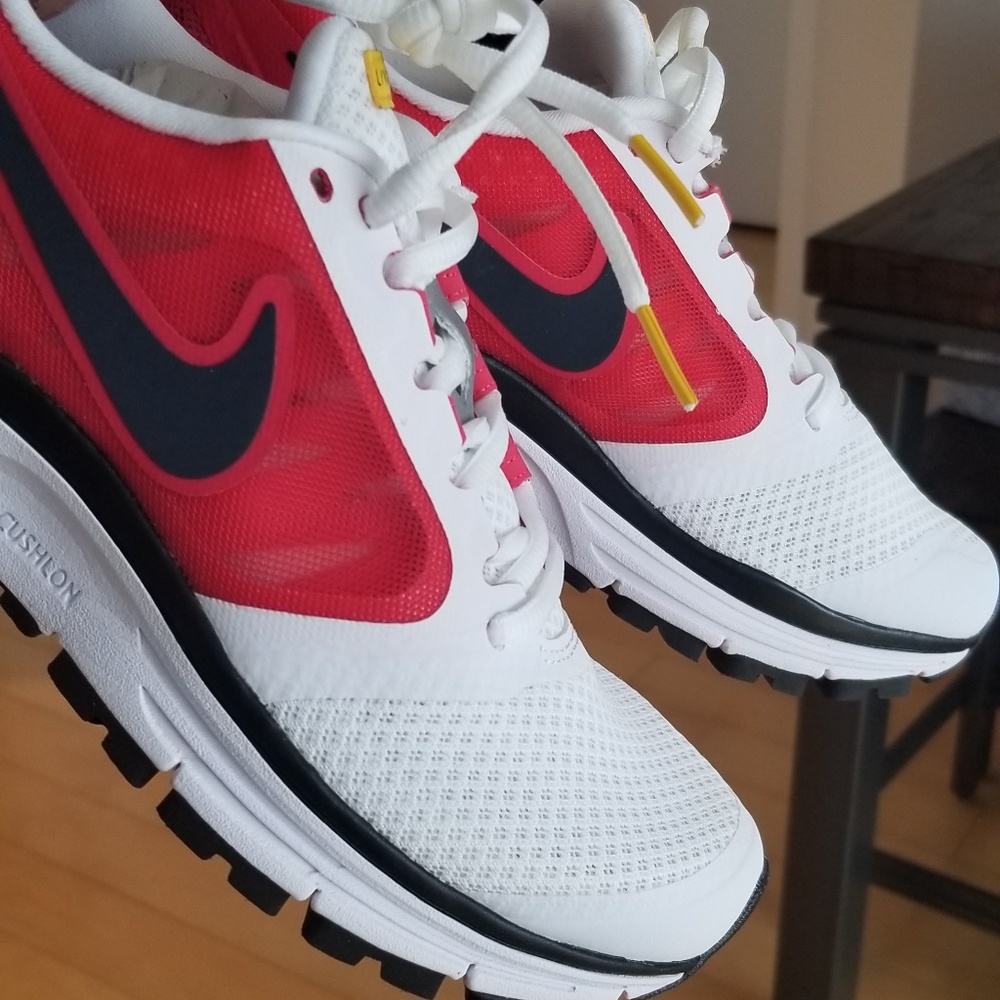 NEW Nike Women's Vemero 8 Livestrong Running Shoes